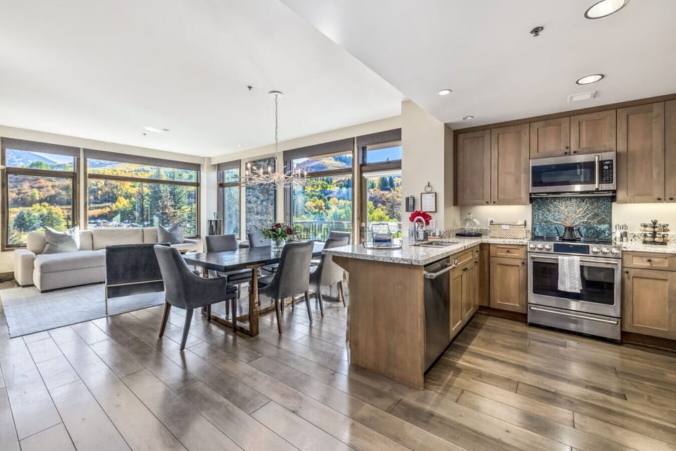Fully stocked kitchen any chef would love, high end appliances