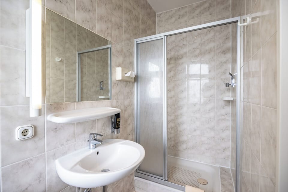 Standard Double Room | Bathroom | Shower, towels