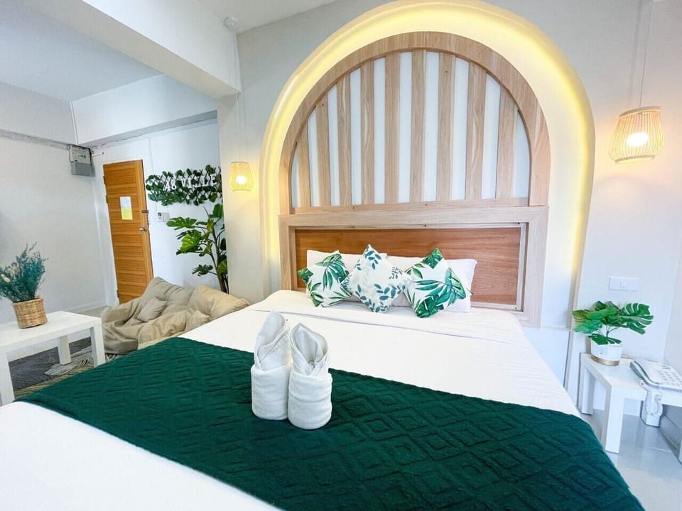 Deluxe Room, 1 King Bed, Non Smoking, Bathtub | Blackout drapes, free WiFi, bed sheets, wheelchair access