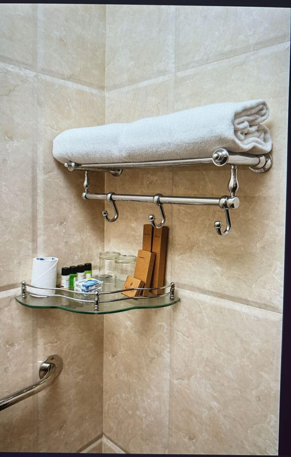 Deluxe Room, 1 King Bed | Bathroom | Free toiletries, bathrobes, towels