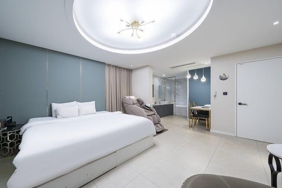 Premium Double Room | Premium bedding, down comforters, Tempur-Pedic beds, laptop workspace