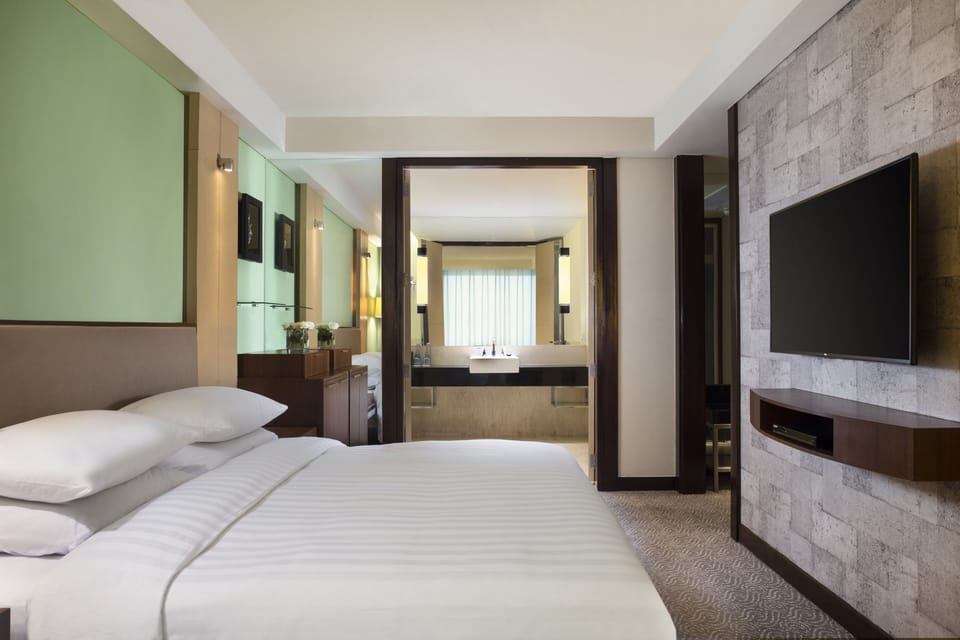 Room, 1 King Bed | In-room safe, desk, laptop workspace, iron/ironing board