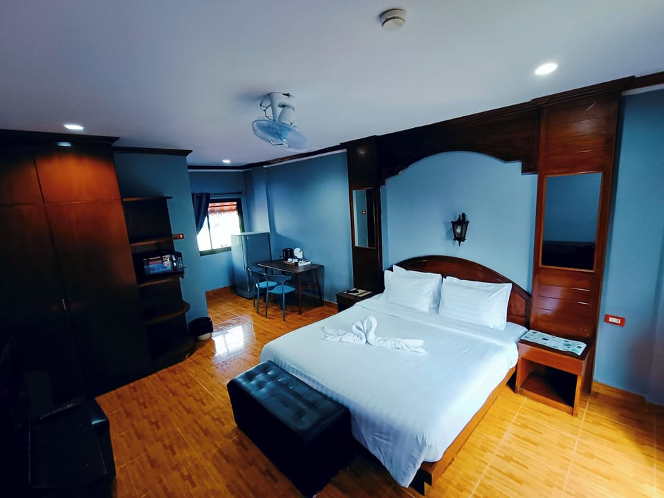 Deluxe Double Room | Hypo-allergenic bedding, in-room safe, desk, laptop workspace