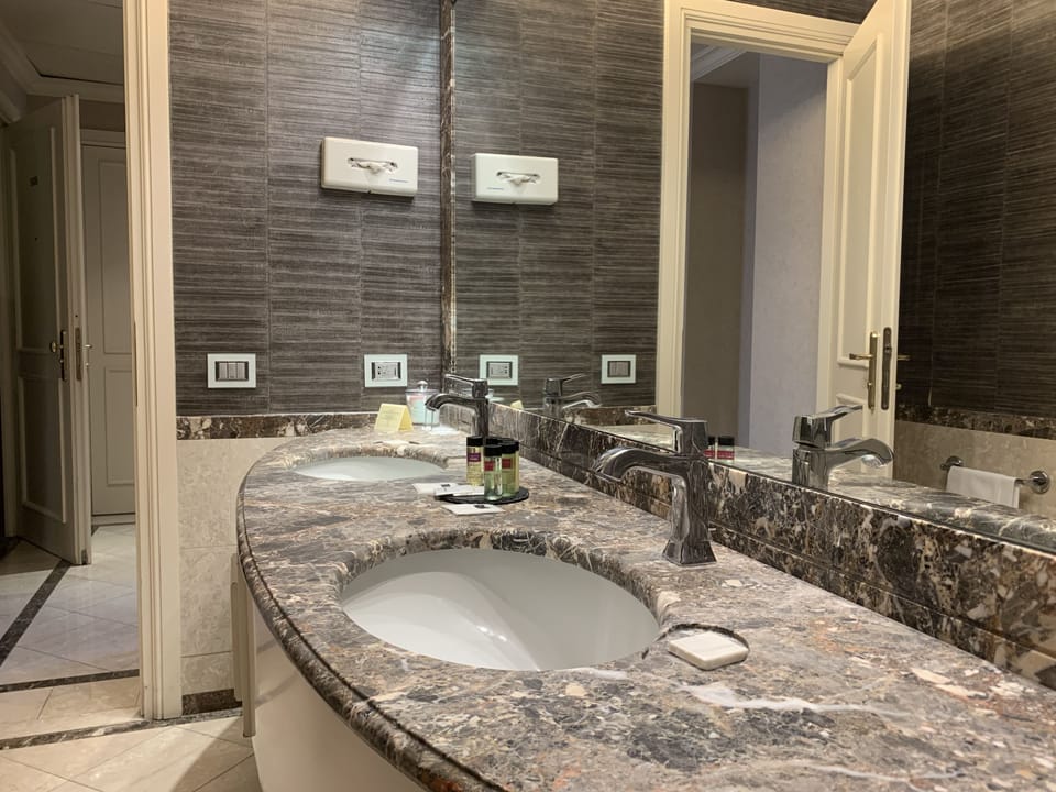 Deluxe King | Bathroom | Combined shower/tub, designer toiletries, hair dryer, slippers