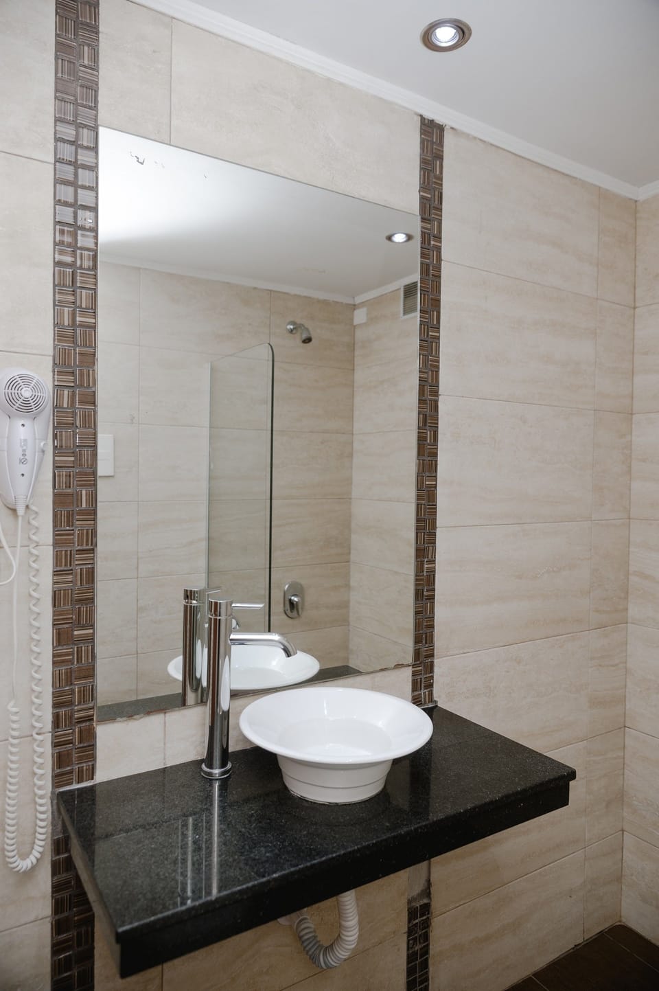 Combined shower/tub, free toiletries, hair dryer, bidet