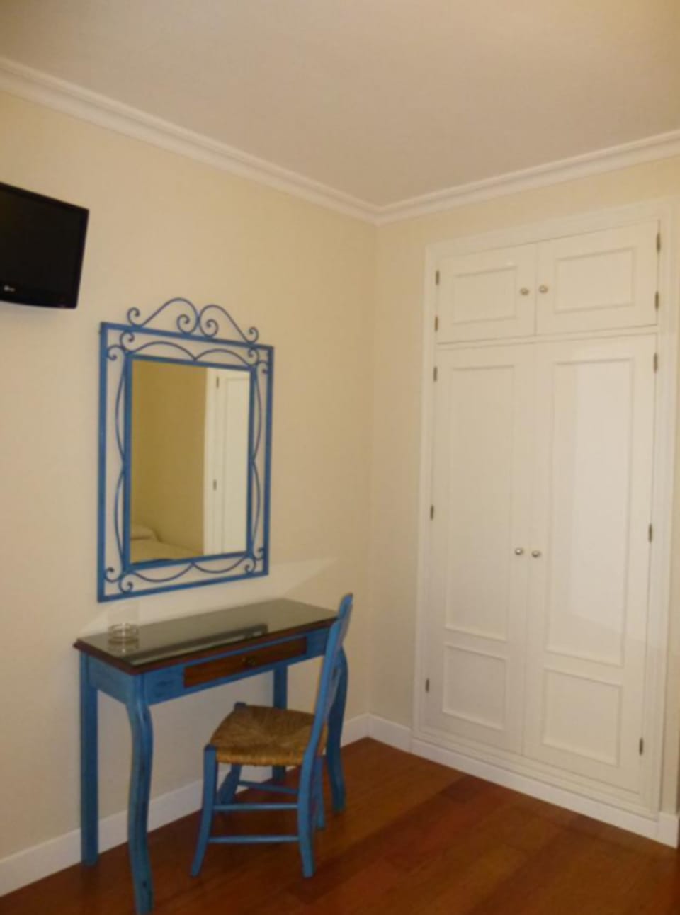 Triple Room | Individually decorated, individually furnished, desk, laptop workspace