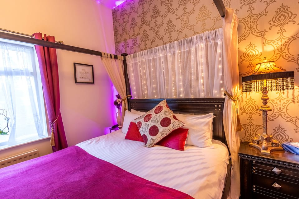 Deluxe Double Room | Desk, laptop workspace, WiFi (free), bed sheets