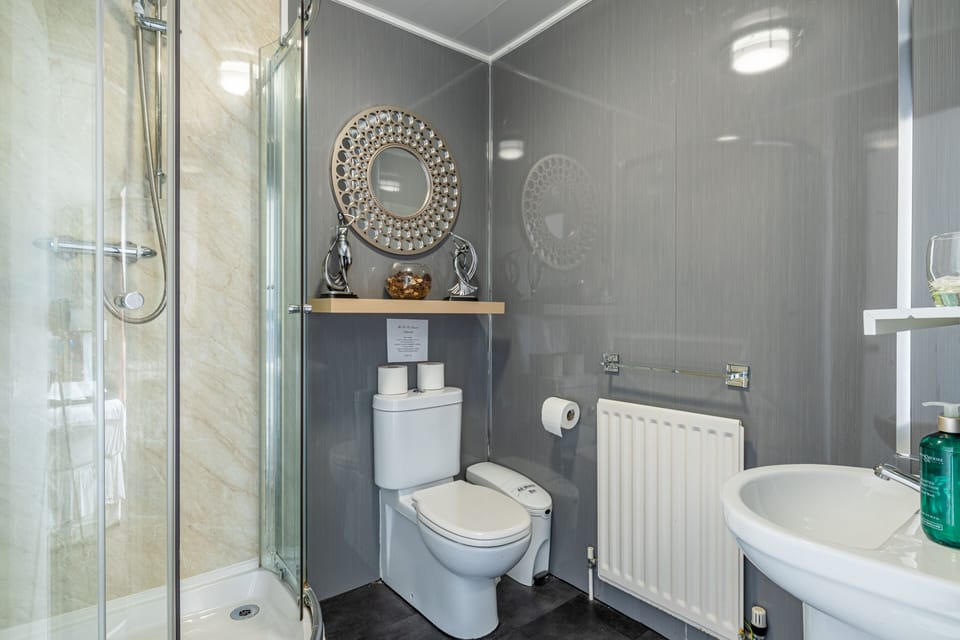 Classic Double Room | Bathroom | Shower, hair dryer, towels, soap
