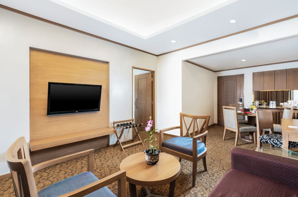 Suite Rooms | Living area | 32-inch LED TV with cable channels, TV