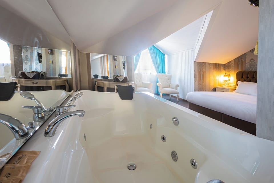 King Suite | Jetted tub