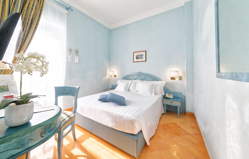 Classic Double or Twin Room | Hypo-allergenic bedding, minibar, in-room safe, desk
