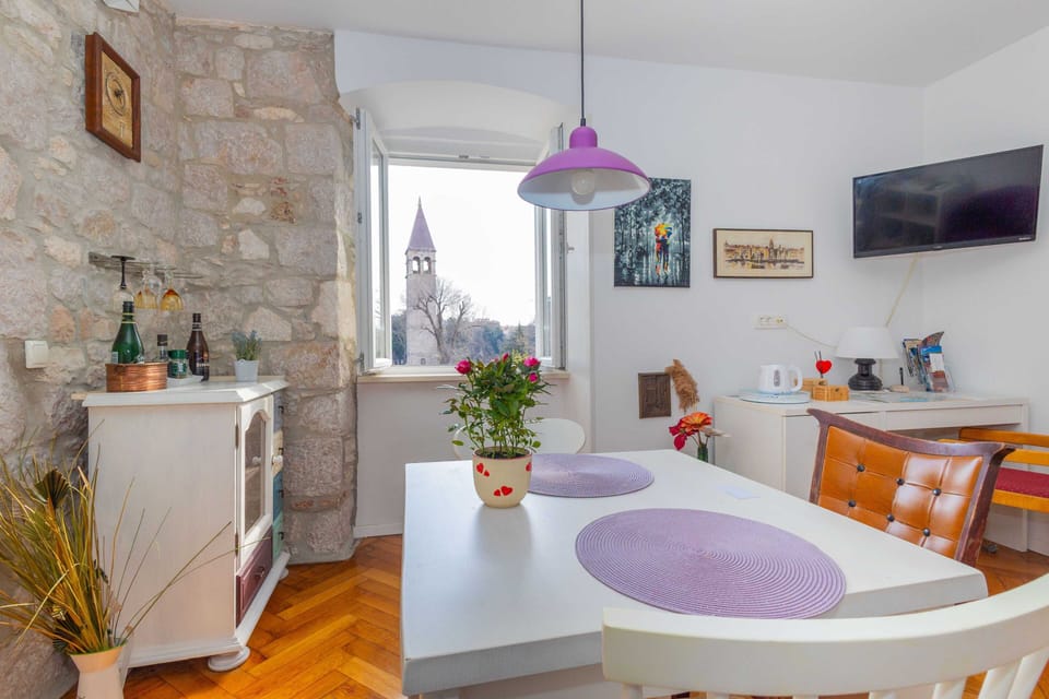 Apartment (One Bedroom Suite) | Dining room