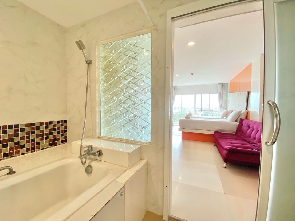 Deluxe Room | Deep soaking bathtub