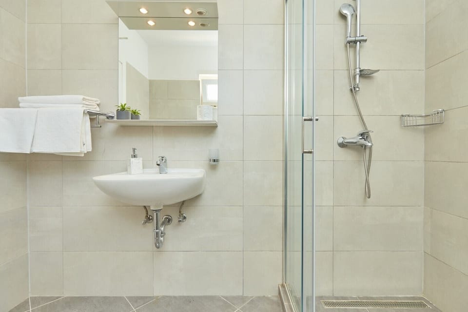 Standard Triple Room | Bathroom | Free toiletries, hair dryer, towels