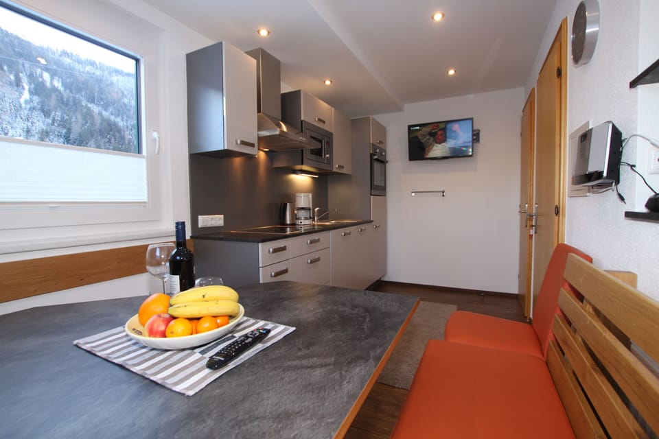 Apartment, 2 Bedrooms (excl. cleaning fee EUR 110) | Private kitchen | Dining tables
