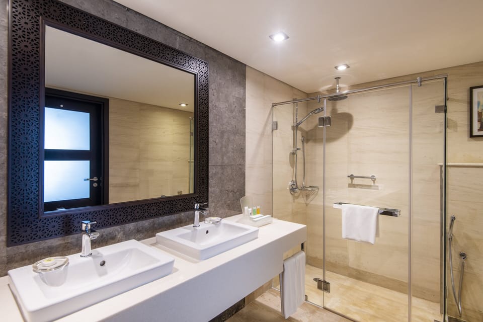 Combined shower/tub, free toiletries, hair dryer, bathrobes