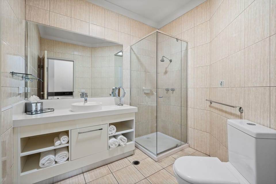 Executive Twin | Bathroom | Free toiletries, hair dryer, towels