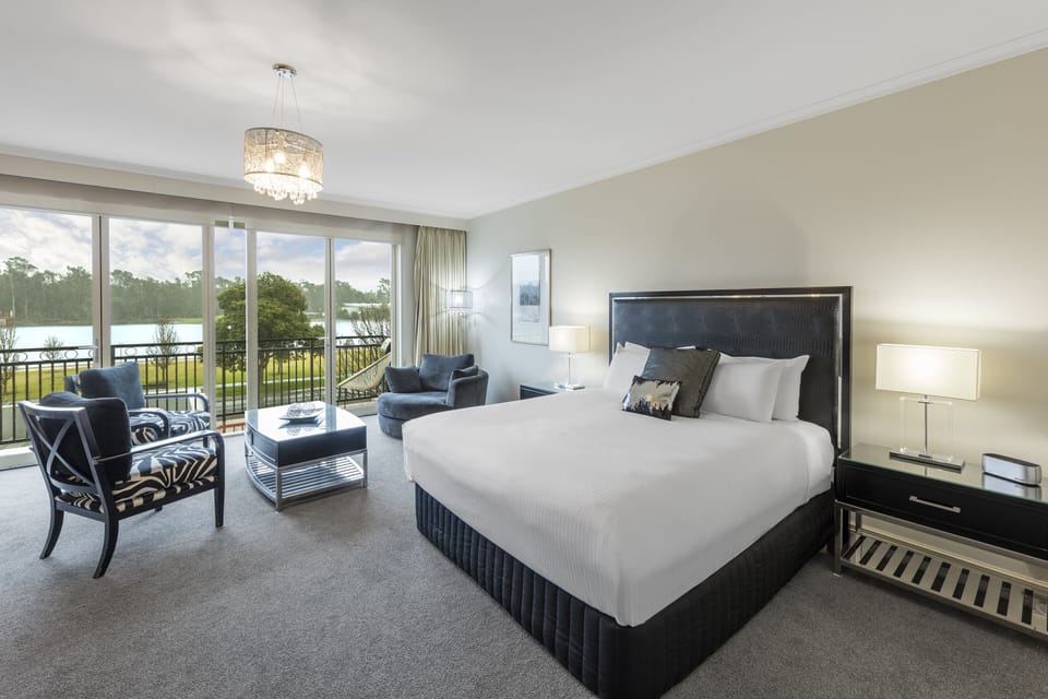 Executive Suite | Premium bedding, pillowtop beds, minibar, in-room safe