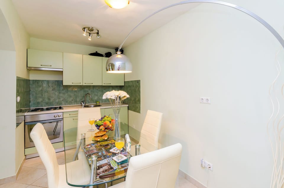 Apartment (One Bedroom Apartment with Terrace A2) | Dining room