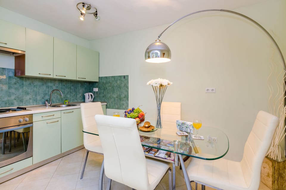 Apartment (One Bedroom Apartment with Terrace A2) | Dining room