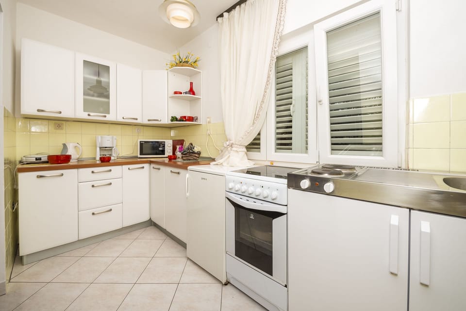House (Three Bedroom Holiday House with Terr) | Private kitchen | Fridge