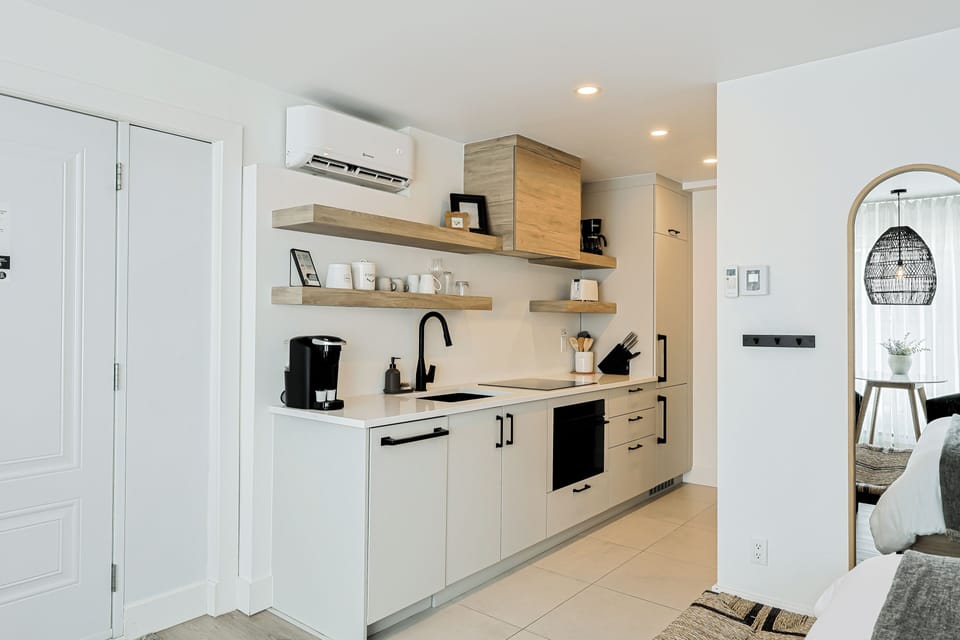 Coffee/tea maker, fridge, microwave, oven
