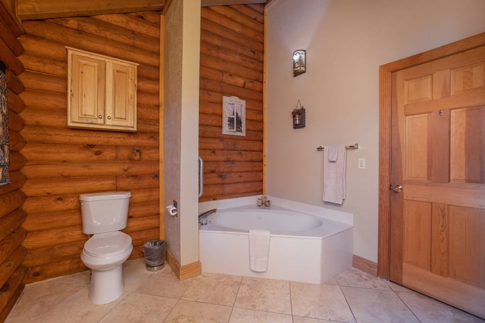 Bathroom 1 whirlpool