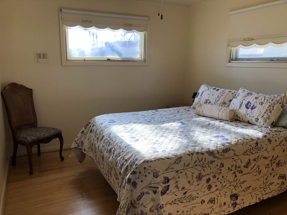 queen bed in room 1