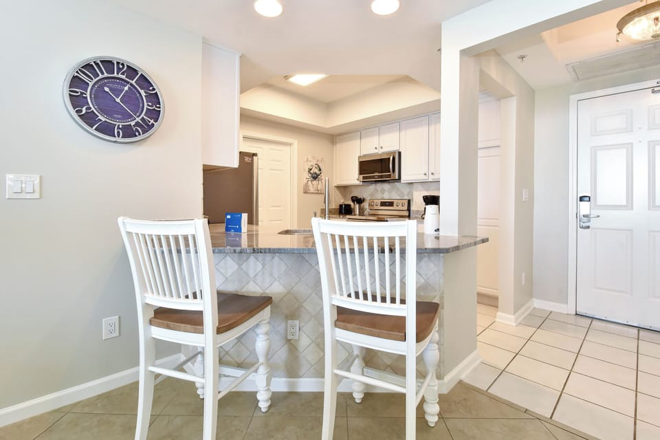 Silver Beach Towers East 905 - Breakfast Bar Area