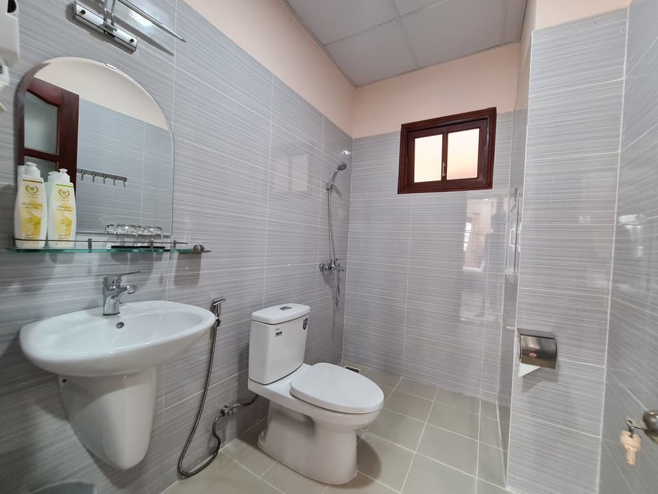 Family Suite | Bathroom | Shower, rainfall showerhead, designer toiletries, hair dryer