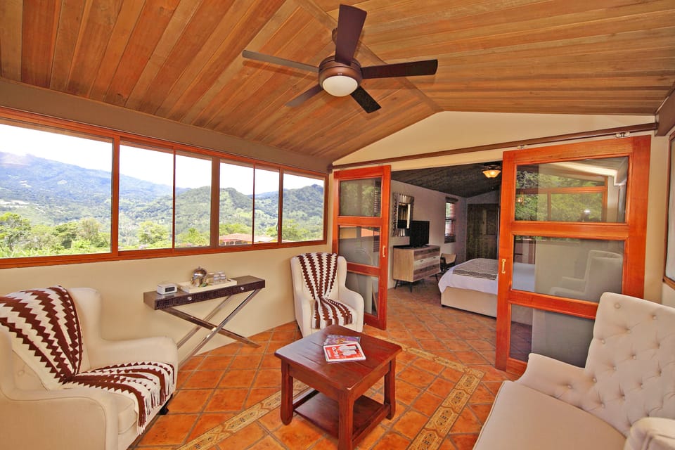 Suite | Living area | 40-inch flat-screen TV with cable channels, TV, Netflix