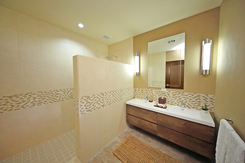 Premium Studio Suite | Bathroom | Shower, rainfall showerhead, free toiletries, hair dryer