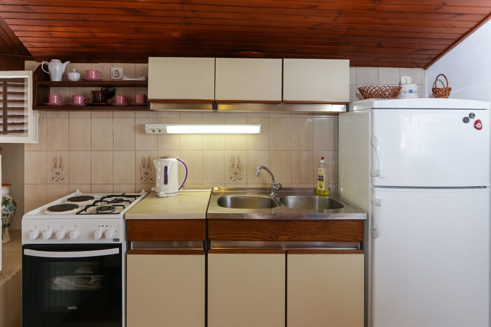 Apartment (Duplex Two Bedroom Apartment) | Private kitchen | Fridge, stovetop, electric kettle, cookware/dishes/utensils
