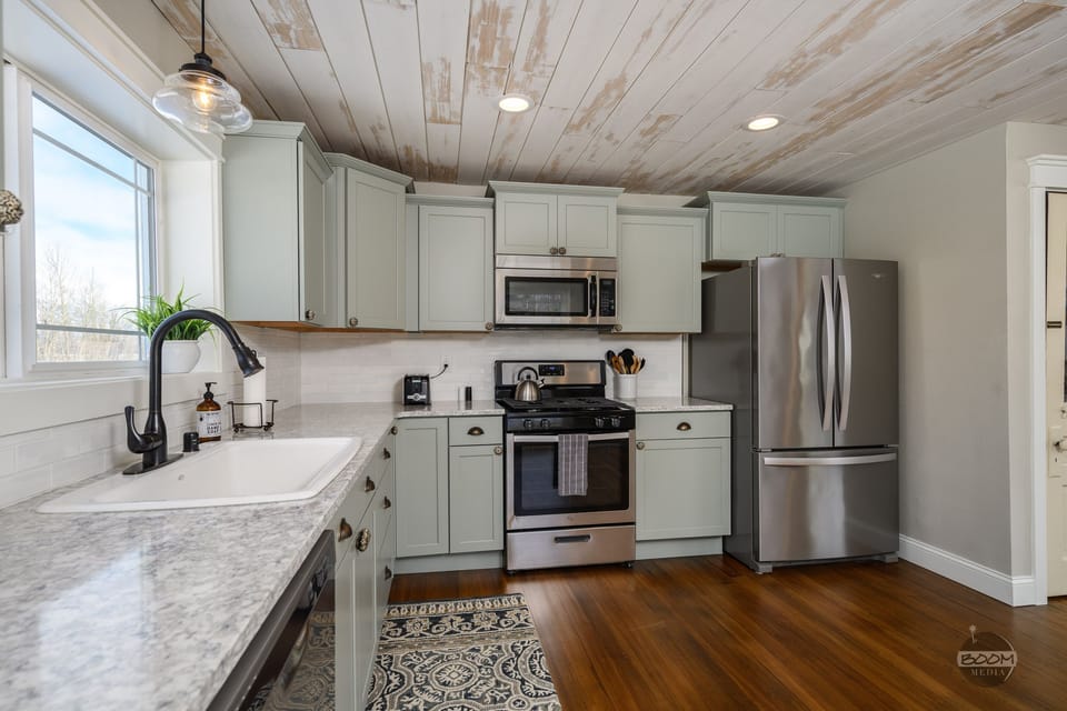 Quartz Counters, Soft-close Cabinets & SS Appliances