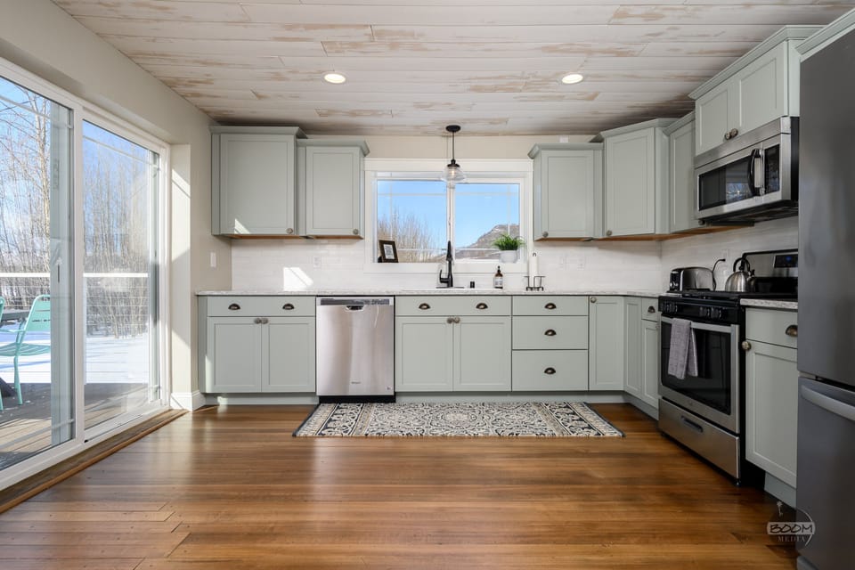 Kitchen & Exterior Deck