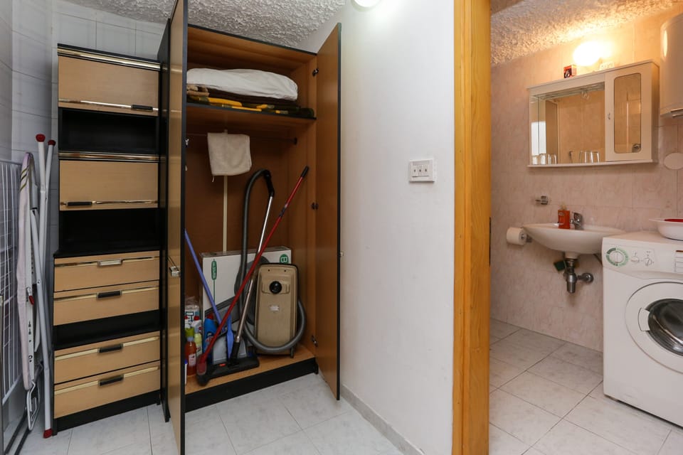 Apartment (Duplex Economy Two Bedroom Apartment) | Bathroom | Shower, towels
