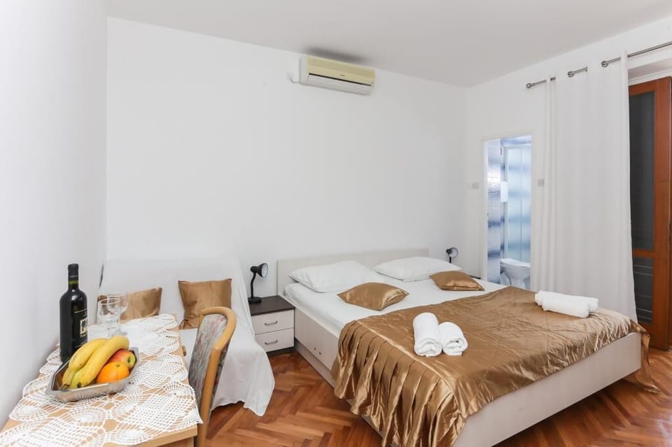 Studio (Studio Apartment with Balcony and Sea) | 3 bedrooms, free WiFi