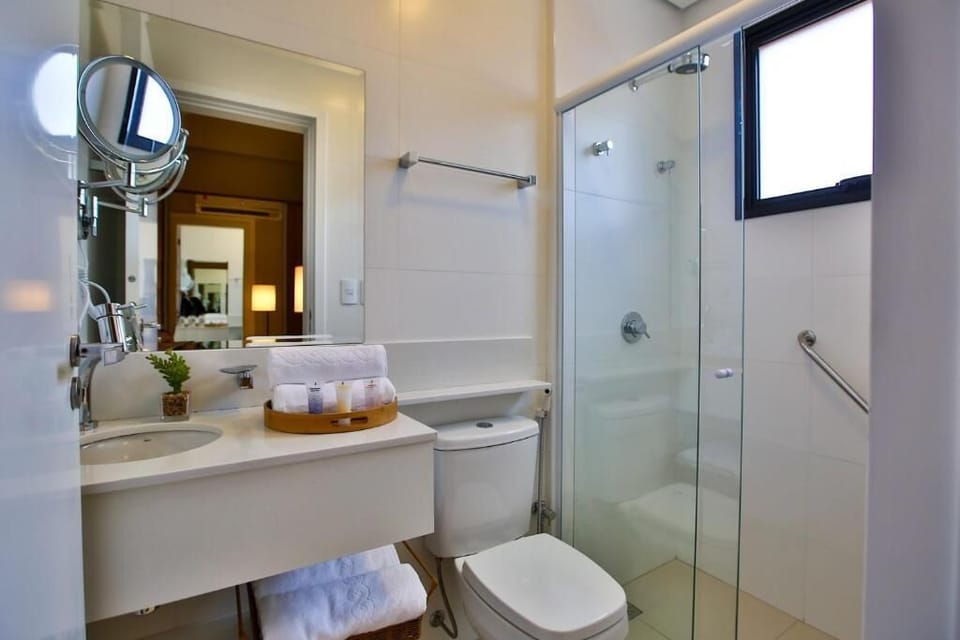 Superior Room, Accessible (Suite) | Bathroom | Shower, free toiletries, hair dryer, bidet