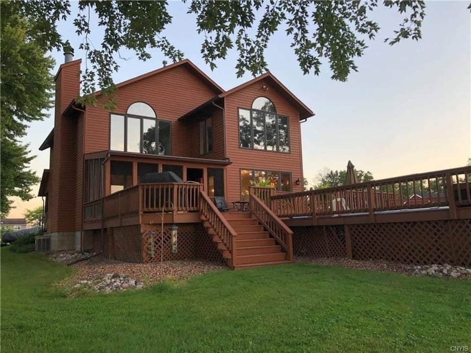 Rear of the house with the pool and 2 lake view bedrooms