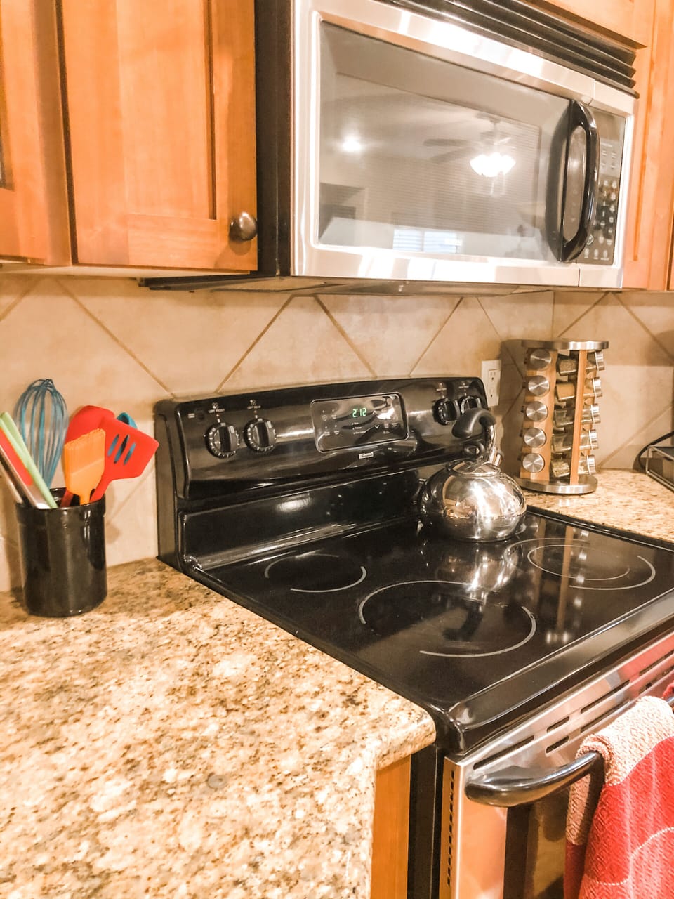 Stove and microwave equipped with the tools you need for cooking. 
