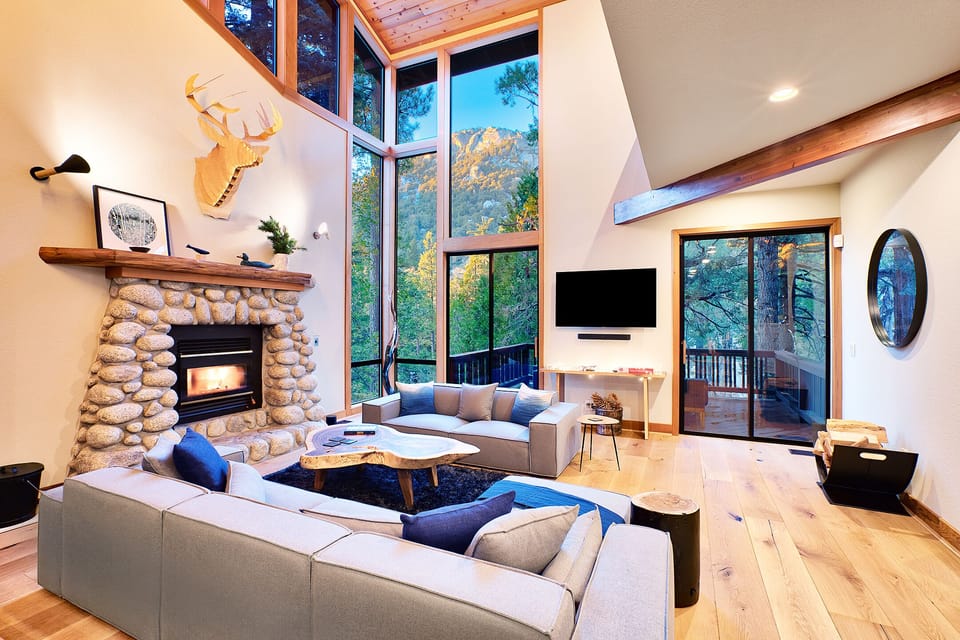 Floor-to-ceiling windows look out to two of Idyllwild's most stunning peaks.