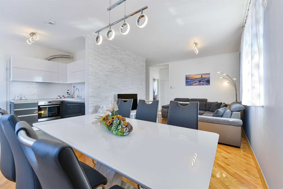 A large and spacious living room for wonderful socializing with dinner