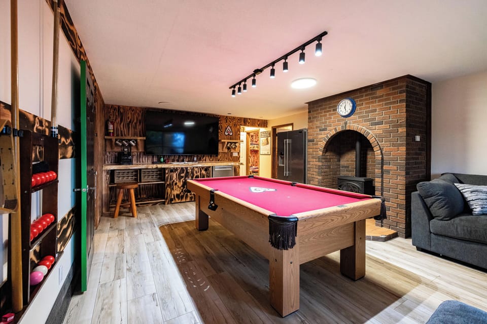 Billiard room & bar