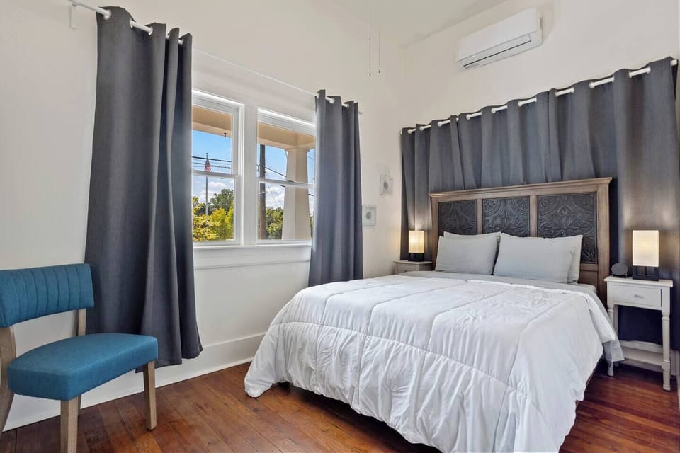 Bedroom #3 - Queen Bed, Wardrobe Clothing Storage Rack, Ceiling Fan