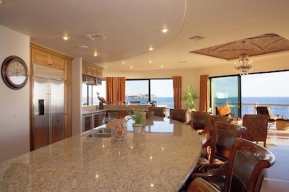 Kitchen with bar 