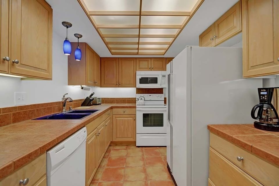 KITCHEN - Oranj Palm Vacation Homes.jpg