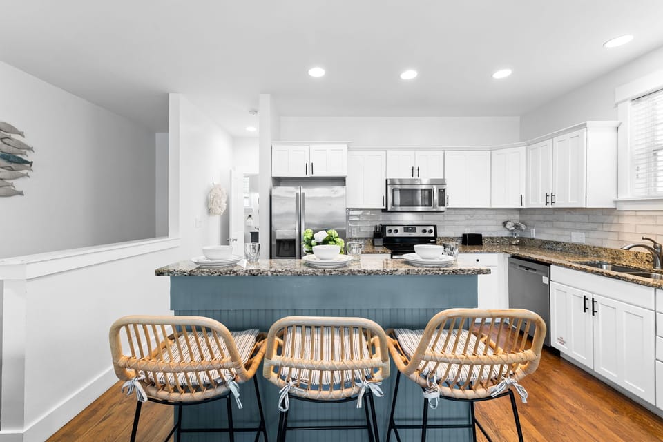 Bar Seating for 3 - Perfect for Breakfast or Quick Bites!