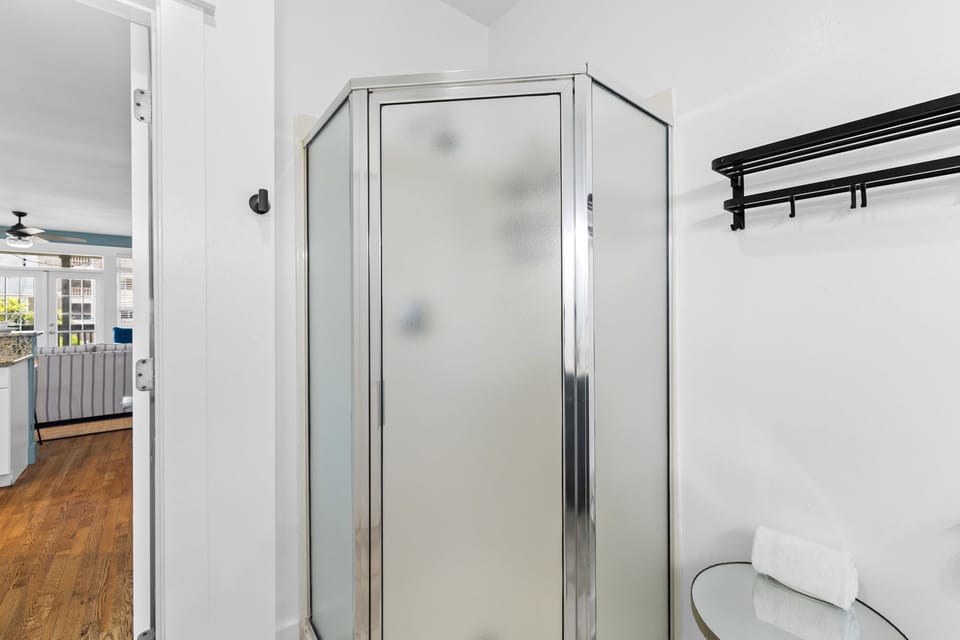 King Guest En-Suite - Enclosed Walk-In Shower