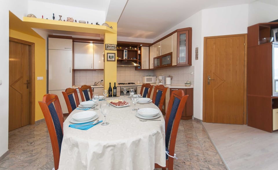 Apartment (Three Bedroom Apartment) | Dining room