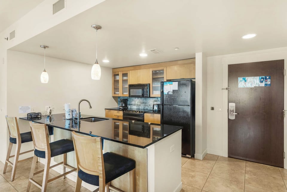 Eat-in bar and kitchen